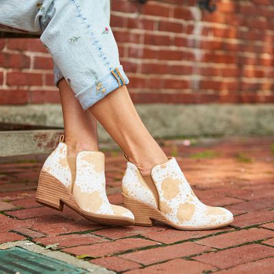 Sacora shown on model 