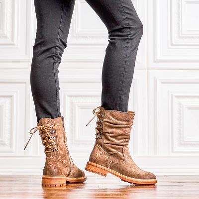 Leanna shown on model 