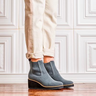 Eiley shown on model 